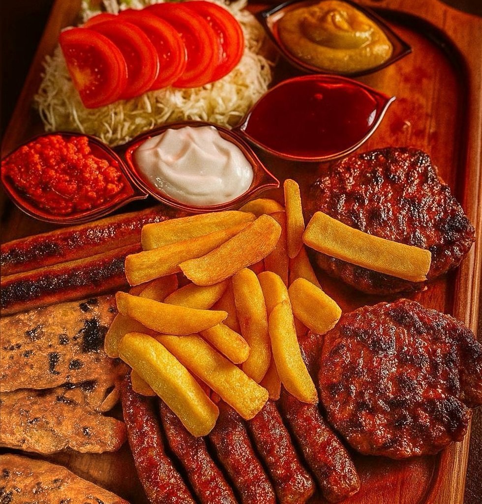 Plata sa ćevapima, pljeskavicom, sudžukicama, piletinom, pomfritom i prilozima